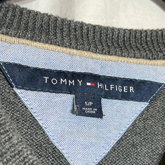 Tommy Hilfiger v neck seater - Picture 4 of 4